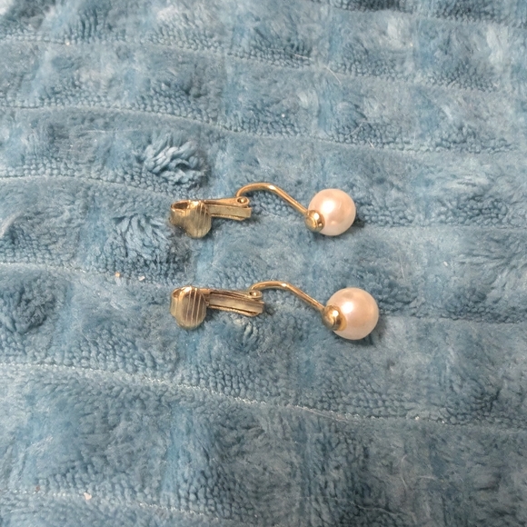 Vintage Pearl Earrings Clip On - Picture 5 of 7